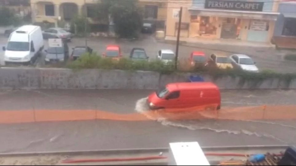 Πλημμύρισαν οι δρόμοι στο Σολάρι της Κέρκυρας (βίντεο)
